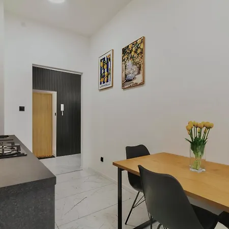 Monjan - 2 Bedrooms And Dining - Market Square *